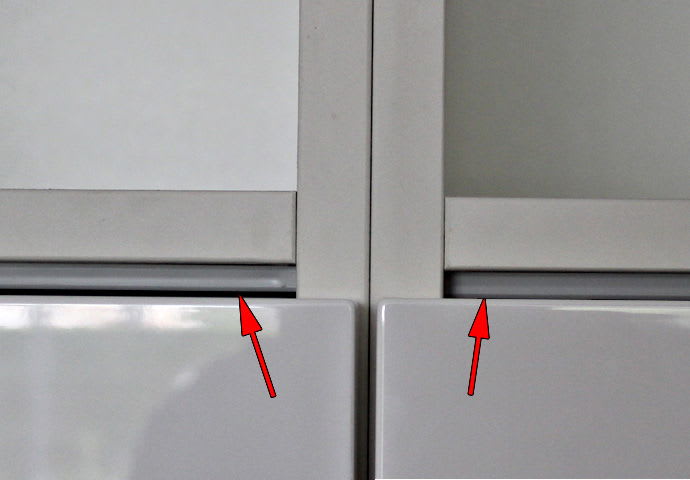 Metall-Leiste über Kühlschrank, Gefrierschrank falsch montiert